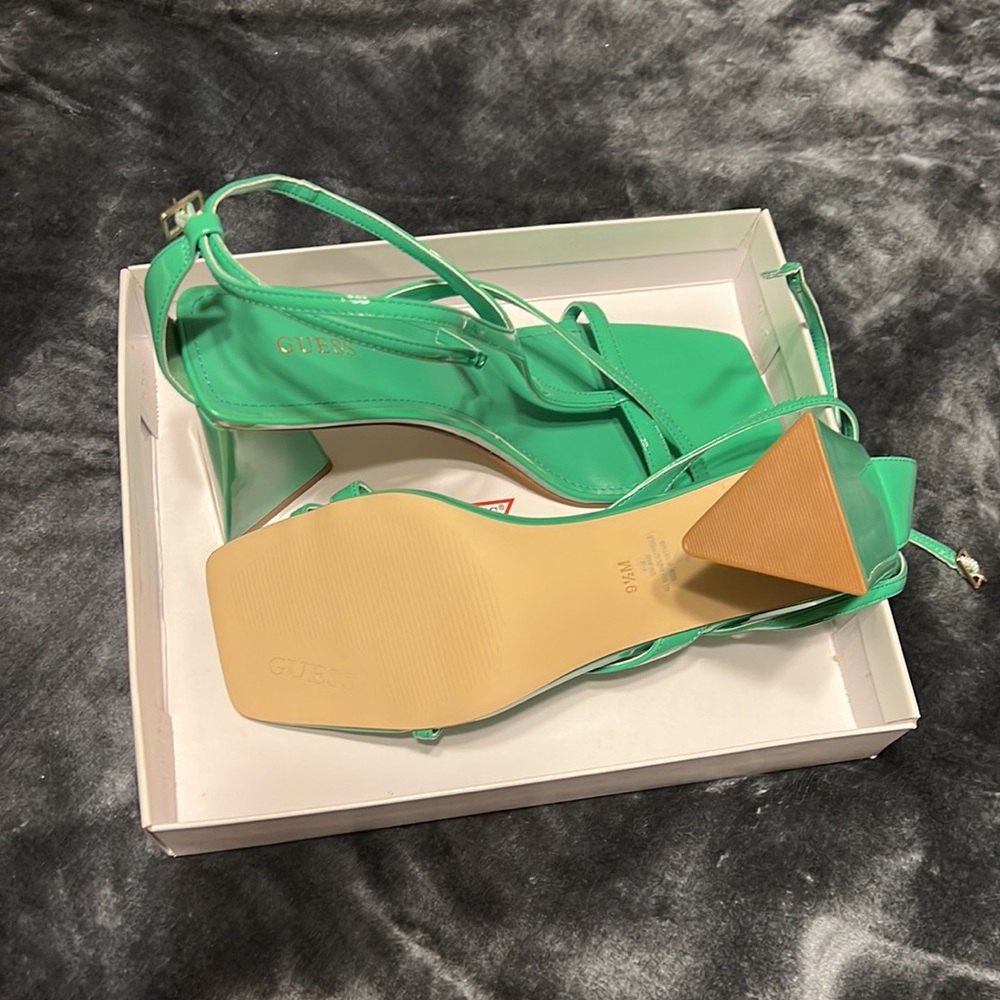 Sandals. - Picture 3 of 3